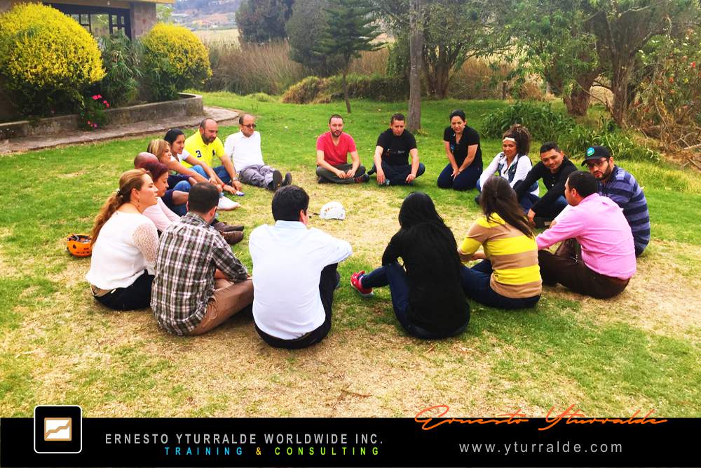 Participantes fortaleciendo el trabajo en equipo mediante aprendizaje experiencial